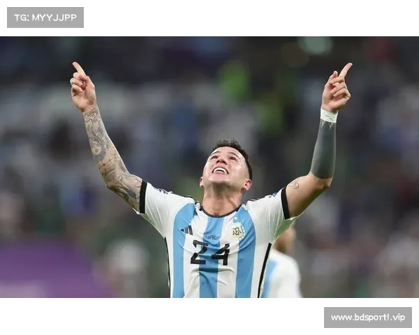 恩佐精准过顶传球 麦卡利斯特巧妙挑射破门助力球队领先 恩佐精准过顶传球 麦卡利斯特巧妙挑射破门助力球队领先