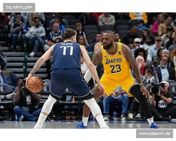 东契奇:进攻端将与詹姆斯和里夫斯进一步配合寻求突破 东契奇:进攻端将与詹姆斯和里夫斯进一步配合寻求突破