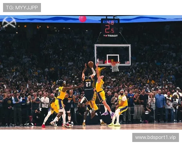 湖人再成赛场英雄赛后一举动引爆全网舆论风暴激情瞬间全面刷屏热