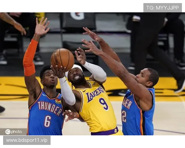 湖人常规赛第二节前场多次传导展现团队进攻节奏的精彩全景解析 湖人常规赛第二节前场多次传导展现团队进攻节奏的精彩全景解析